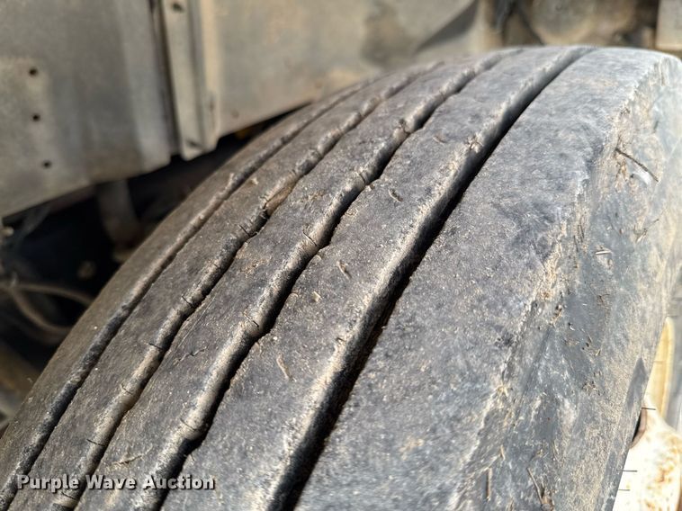 image for item DU9033 1995 Ford F700 dump truck