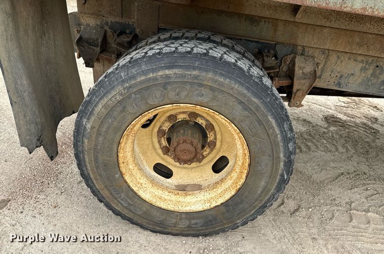 image for item DU9033 1995 Ford F700 dump truck
