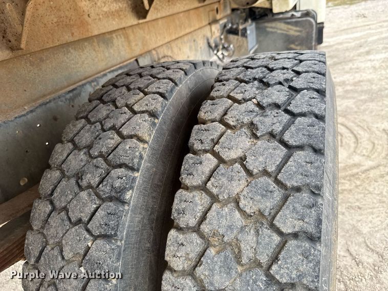 image for item DU9033 1995 Ford F700 dump truck