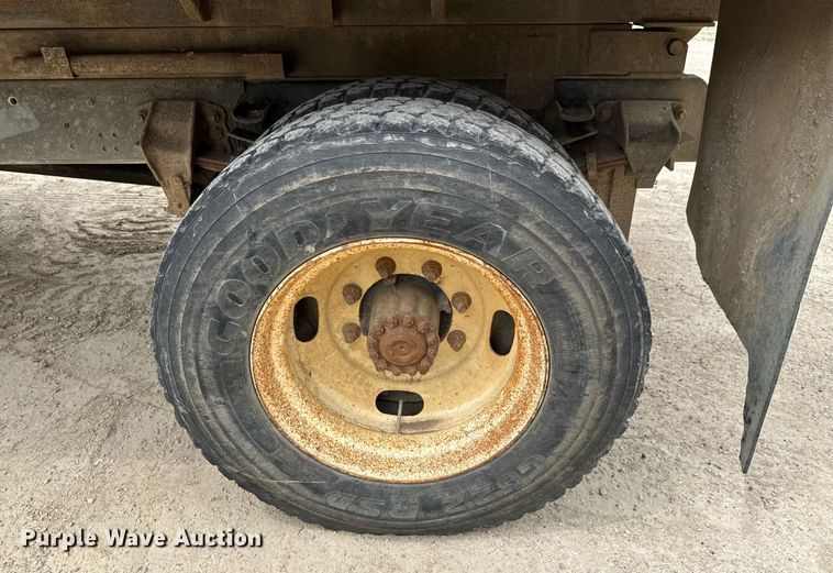 image for item DU9033 1995 Ford F700 dump truck