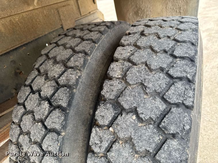 image for item DU9033 1995 Ford F700 dump truck