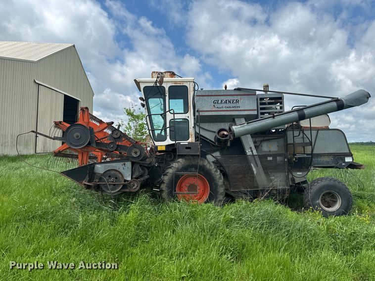 image for item DU9515 Allis-Chalmers Gleaner combine