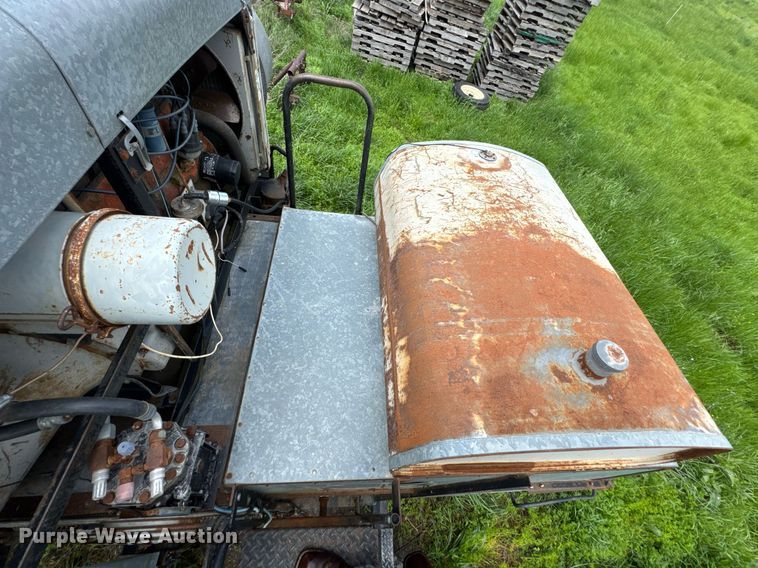 image for item DU9515 Allis-Chalmers Gleaner combine