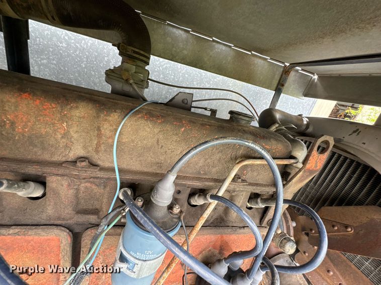 image for item DU9515 Allis-Chalmers Gleaner combine