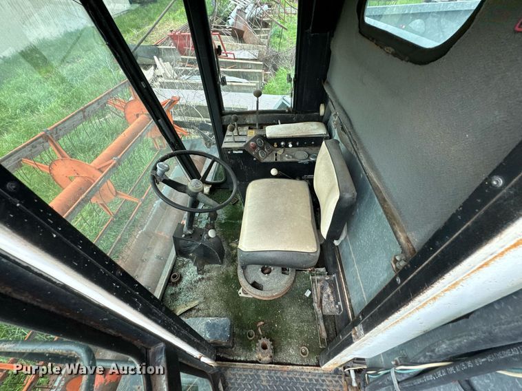 image for item DU9515 Allis-Chalmers Gleaner combine