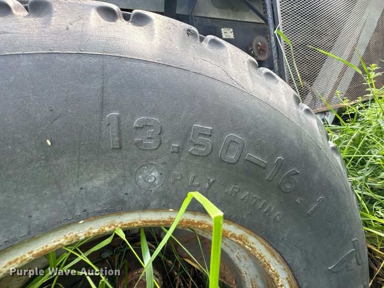 image for item DU9515 Allis-Chalmers Gleaner combine