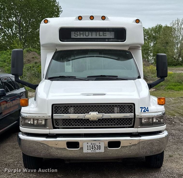 image for item DV2583 2009 Chevrolet C5500 Supreme shuttle bus