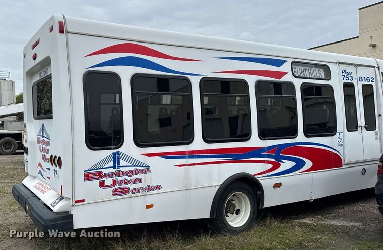 image for item DV2583 2009 Chevrolet C5500 Supreme shuttle bus