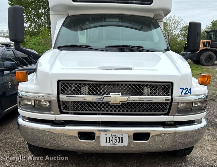 image for item DV2583 2009 Chevrolet C5500 Supreme shuttle bus
