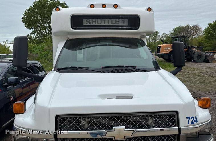 image for item DV2583 2009 Chevrolet C5500 Supreme shuttle bus