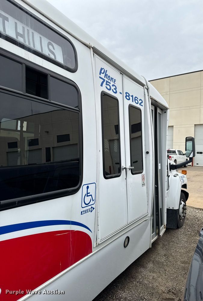 image for item DV2583 2009 Chevrolet C5500 Supreme shuttle bus