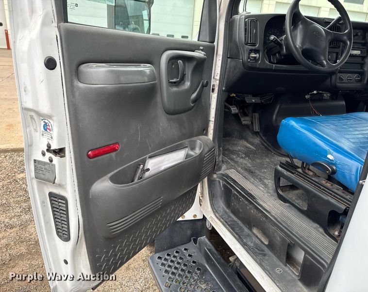 image for item DV2583 2009 Chevrolet C5500 Supreme shuttle bus