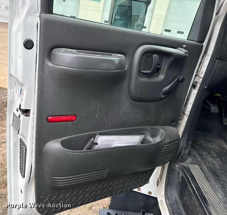 image for item DV2583 2009 Chevrolet C5500 Supreme shuttle bus