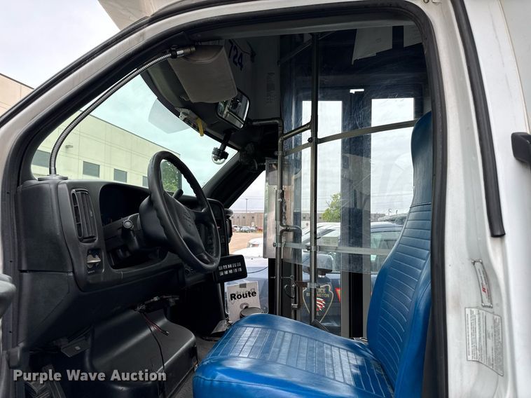 image for item DV2583 2009 Chevrolet C5500 Supreme shuttle bus