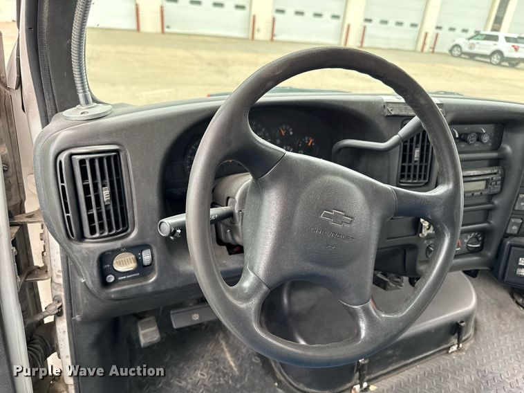 image for item DV2583 2009 Chevrolet C5500 Supreme shuttle bus