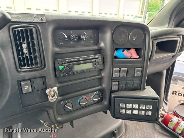 image for item DV2583 2009 Chevrolet C5500 Supreme shuttle bus