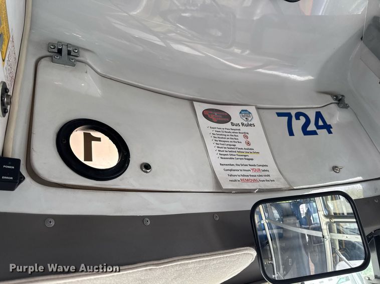 image for item DV2583 2009 Chevrolet C5500 Supreme shuttle bus