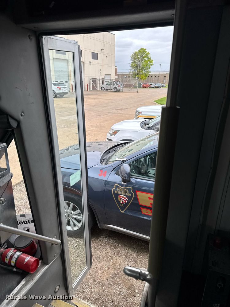 image for item DV2583 2009 Chevrolet C5500 Supreme shuttle bus