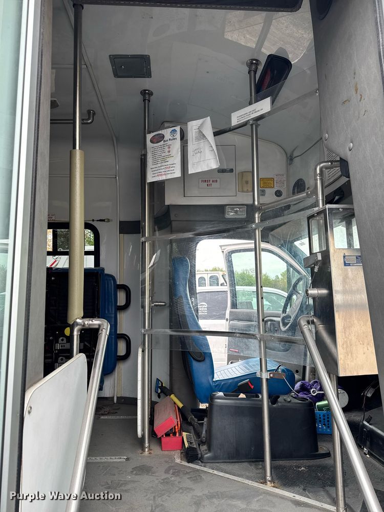 image for item DV2583 2009 Chevrolet C5500 Supreme shuttle bus