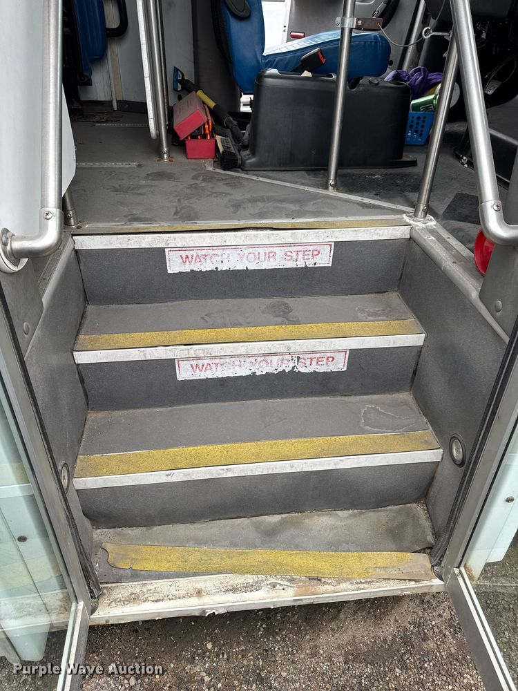 image for item DV2583 2009 Chevrolet C5500 Supreme shuttle bus