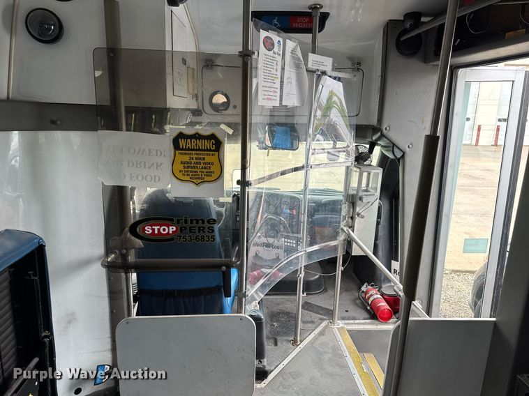 image for item DV2583 2009 Chevrolet C5500 Supreme shuttle bus