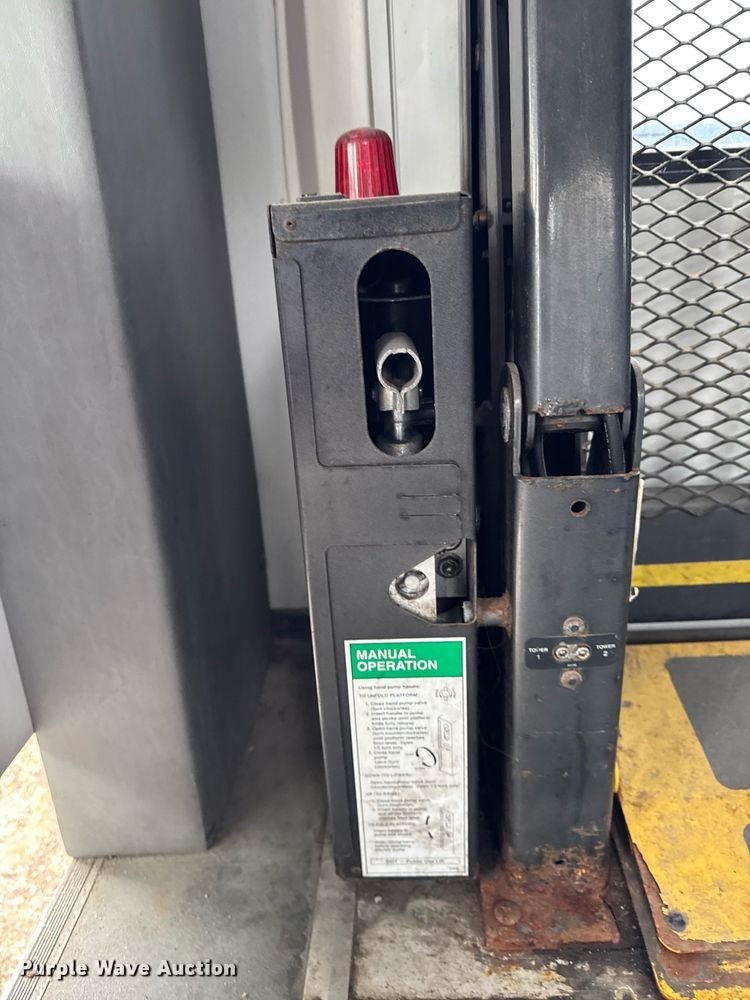 image for item DV2583 2009 Chevrolet C5500 Supreme shuttle bus