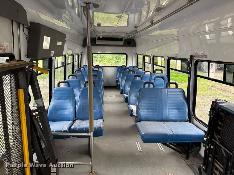 image for item DV2583 2009 Chevrolet C5500 Supreme shuttle bus