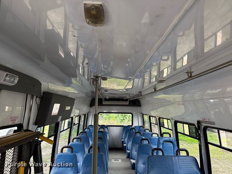 image for item DV2583 2009 Chevrolet C5500 Supreme shuttle bus