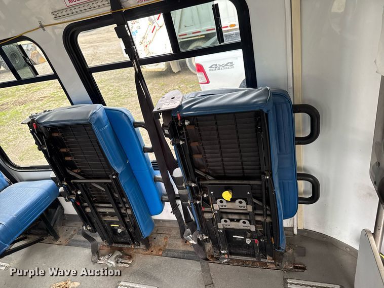 image for item DV2583 2009 Chevrolet C5500 Supreme shuttle bus