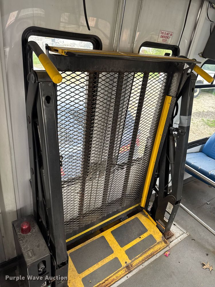 image for item DV2583 2009 Chevrolet C5500 Supreme shuttle bus