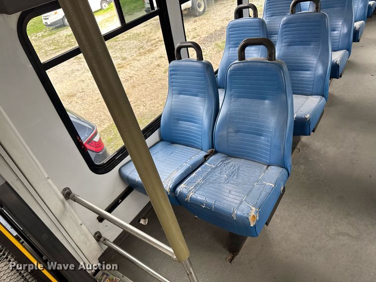 image for item DV2583 2009 Chevrolet C5500 Supreme shuttle bus