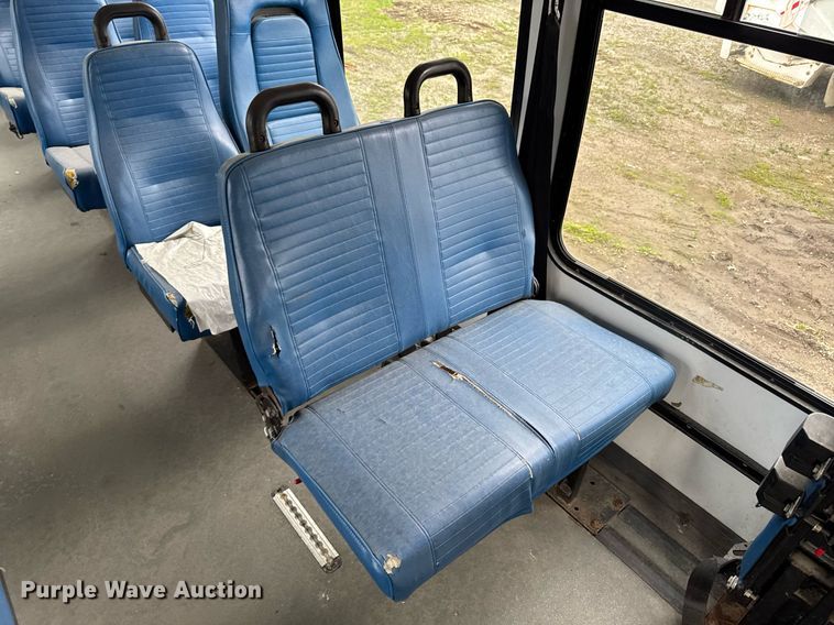 image for item DV2583 2009 Chevrolet C5500 Supreme shuttle bus