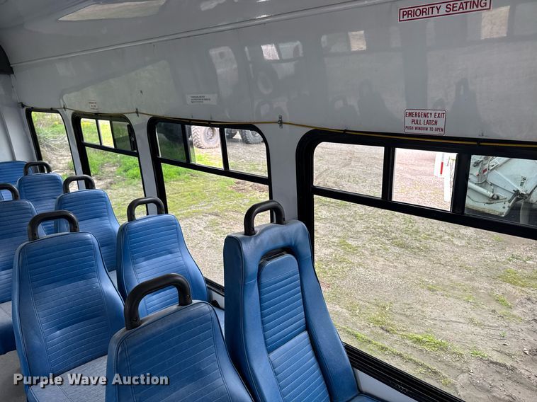 image for item DV2583 2009 Chevrolet C5500 Supreme shuttle bus