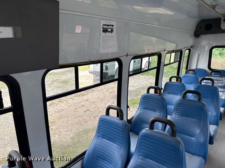 image for item DV2583 2009 Chevrolet C5500 Supreme shuttle bus