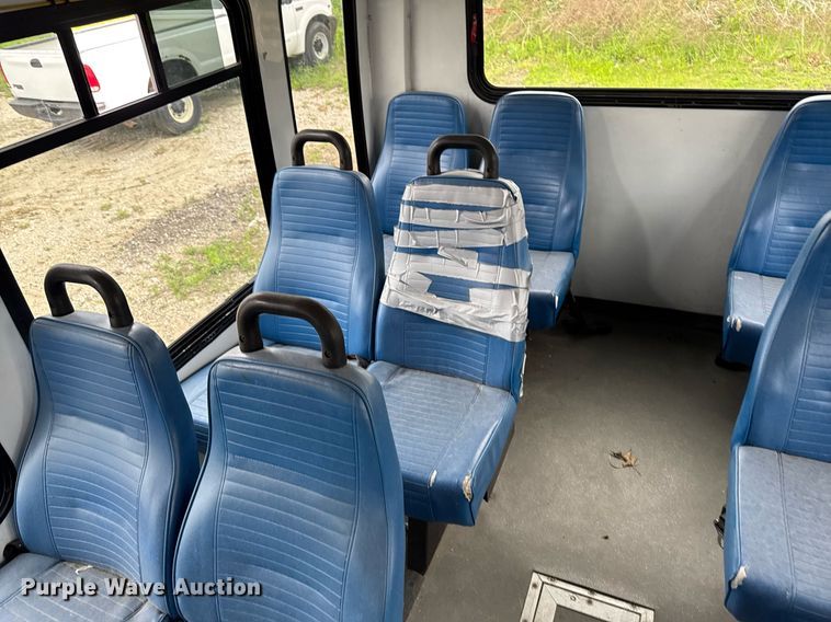 image for item DV2583 2009 Chevrolet C5500 Supreme shuttle bus