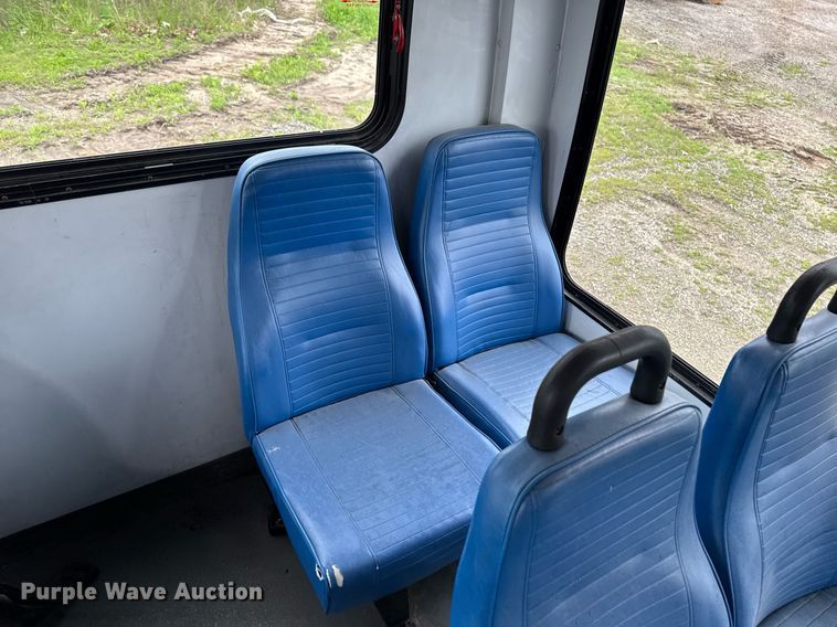 image for item DV2583 2009 Chevrolet C5500 Supreme shuttle bus