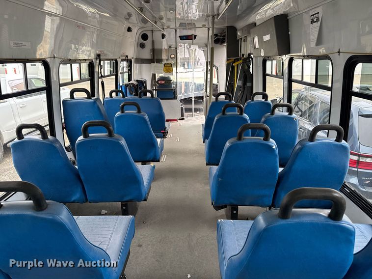 image for item DV2583 2009 Chevrolet C5500 Supreme shuttle bus