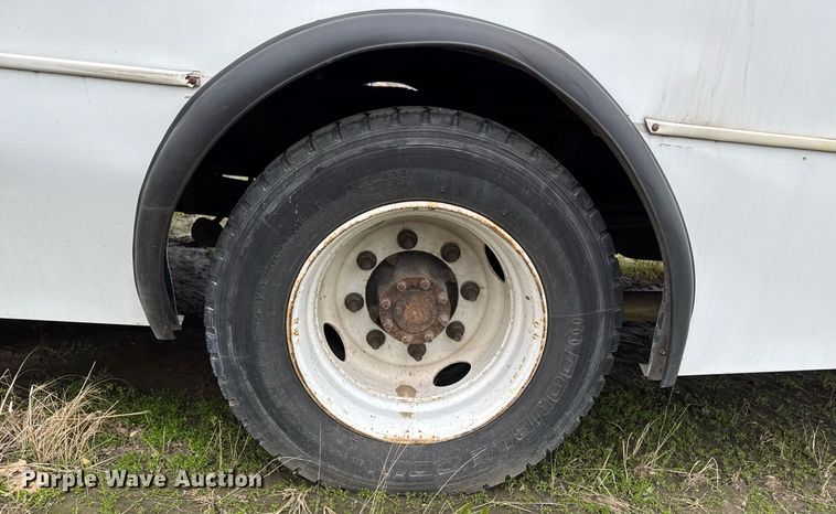 image for item DV2583 2009 Chevrolet C5500 Supreme shuttle bus