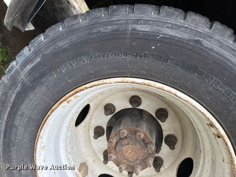 image for item DV2583 2009 Chevrolet C5500 Supreme shuttle bus