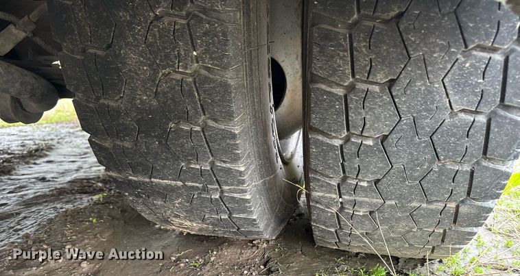 image for item DV2583 2009 Chevrolet C5500 Supreme shuttle bus