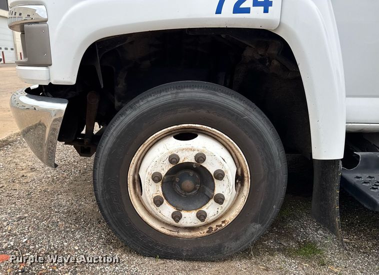 image for item DV2583 2009 Chevrolet C5500 Supreme shuttle bus