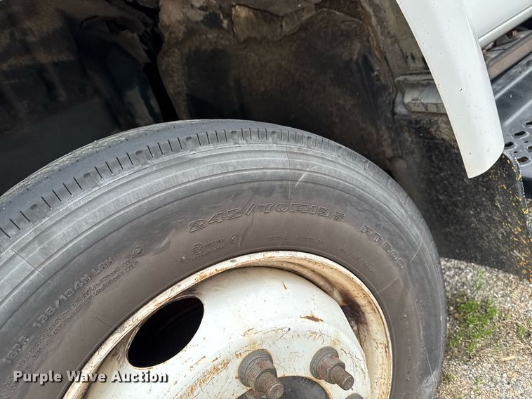 image for item DV2583 2009 Chevrolet C5500 Supreme shuttle bus