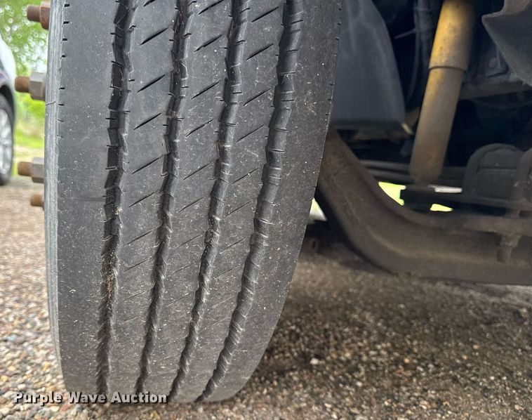 image for item DV2583 2009 Chevrolet C5500 Supreme shuttle bus