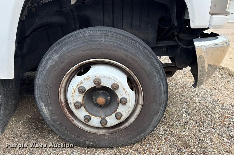 image for item DV2583 2009 Chevrolet C5500 Supreme shuttle bus