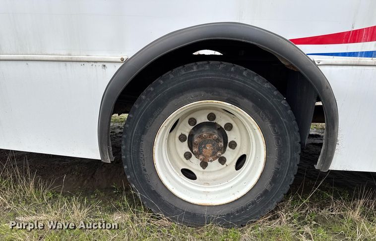 image for item DV2583 2009 Chevrolet C5500 Supreme shuttle bus