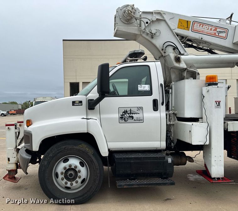 image for item DV2585 2007 Chevrolet C8500 bucket truck