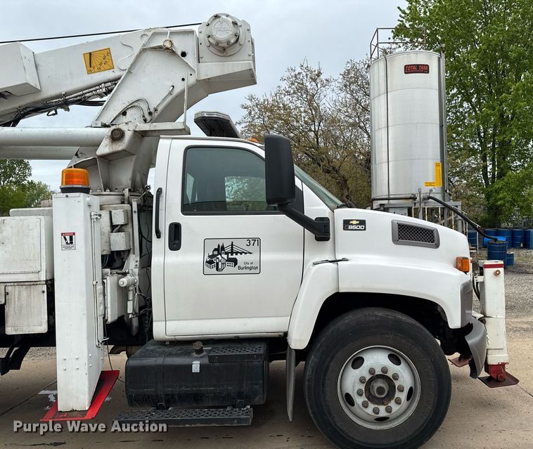 image for item DV2585 2007 Chevrolet C8500 bucket truck
