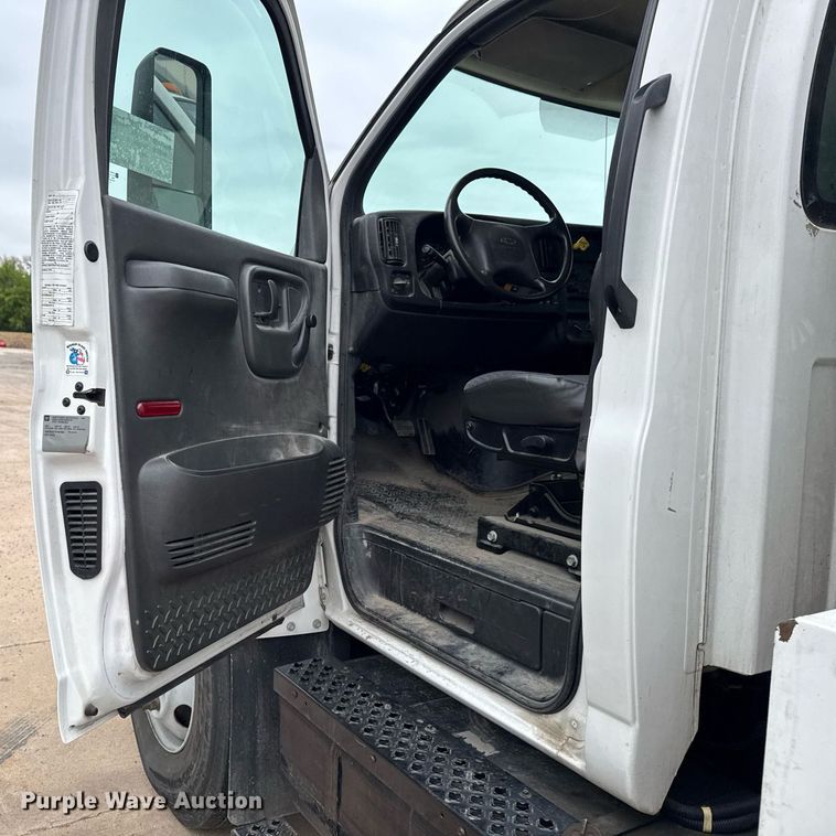 image for item DV2585 2007 Chevrolet C8500 bucket truck