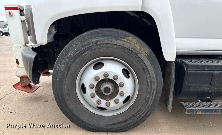 image for item DV2585 2007 Chevrolet C8500 bucket truck