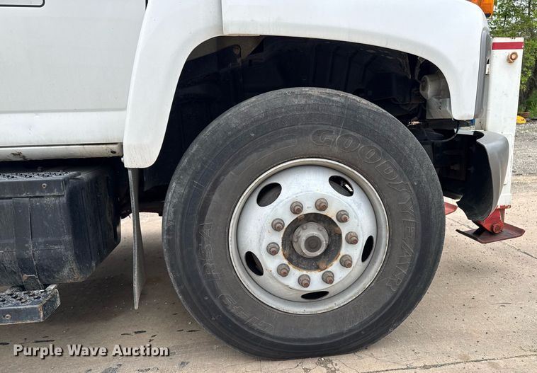 image for item DV2585 2007 Chevrolet C8500 bucket truck